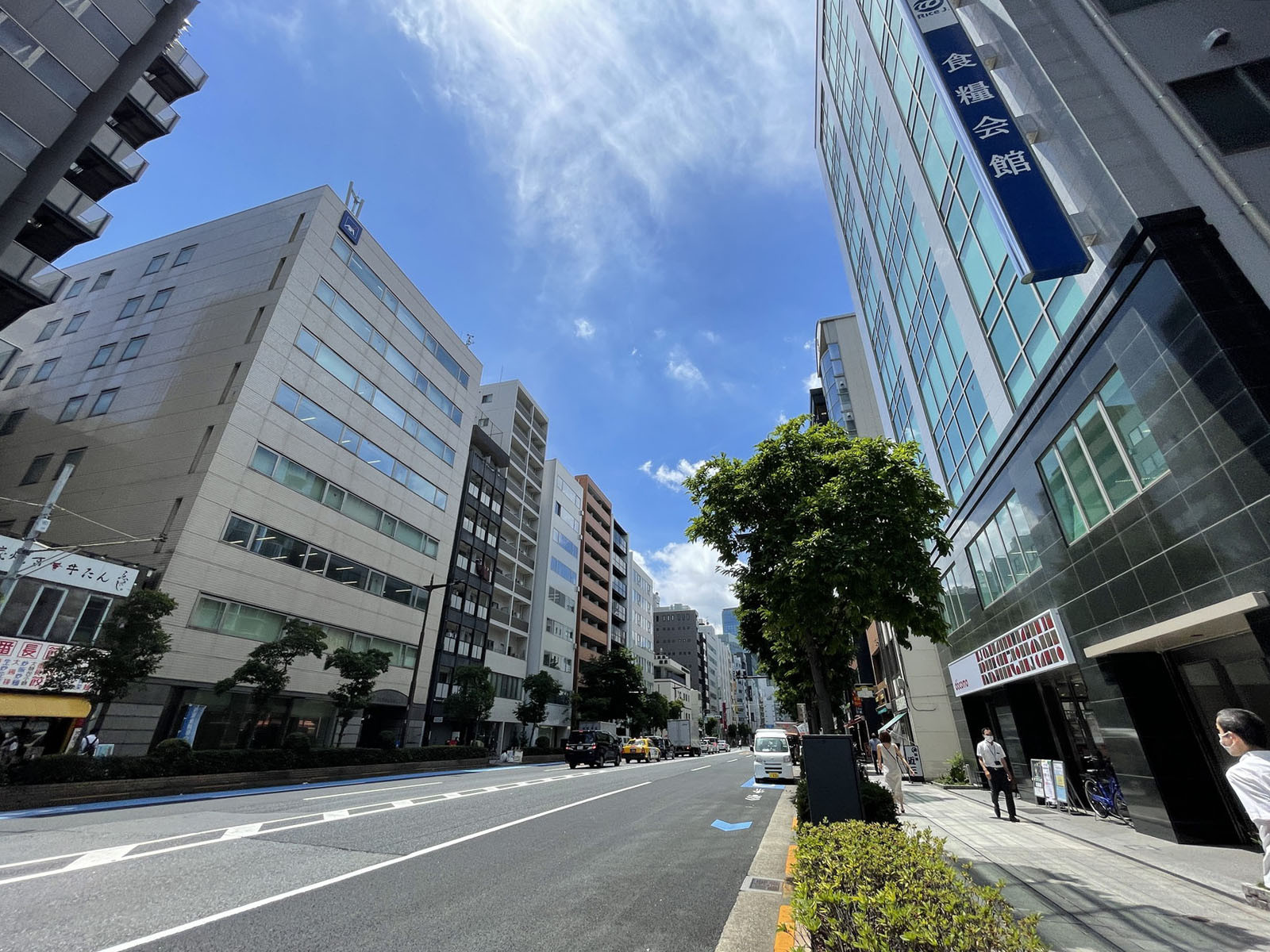 アクサ小伝馬町ビル前面の江戸通り