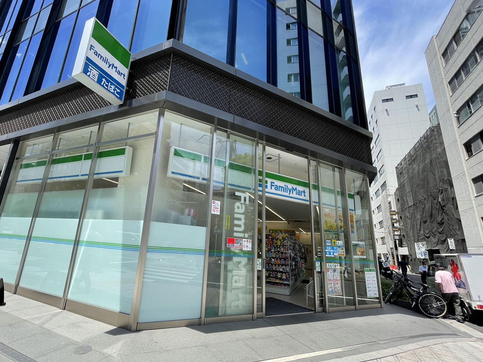 徒歩1分のファミリーマート小伝馬町鞍掛橋通店