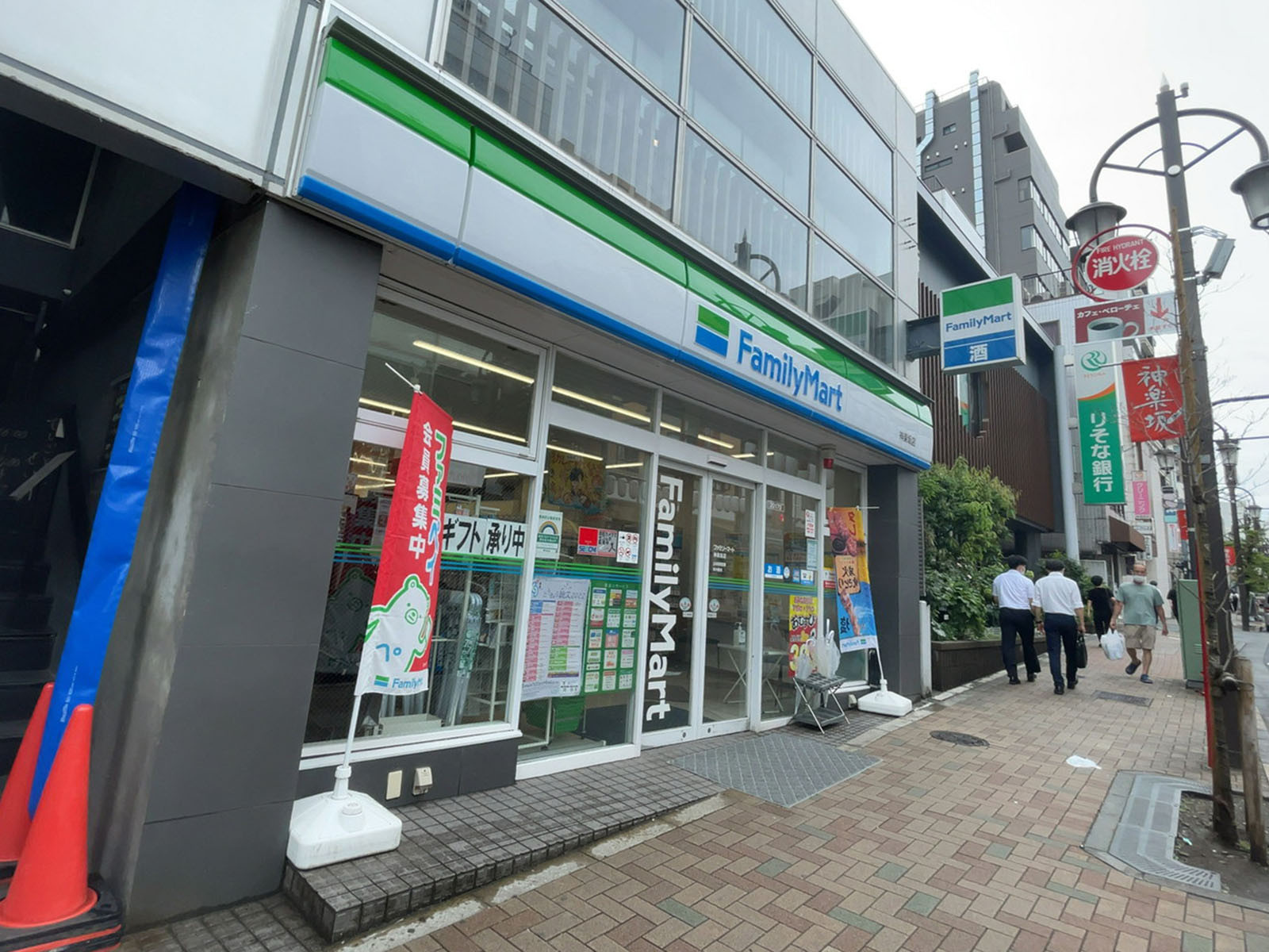向かいのファミリーマート神楽坂店