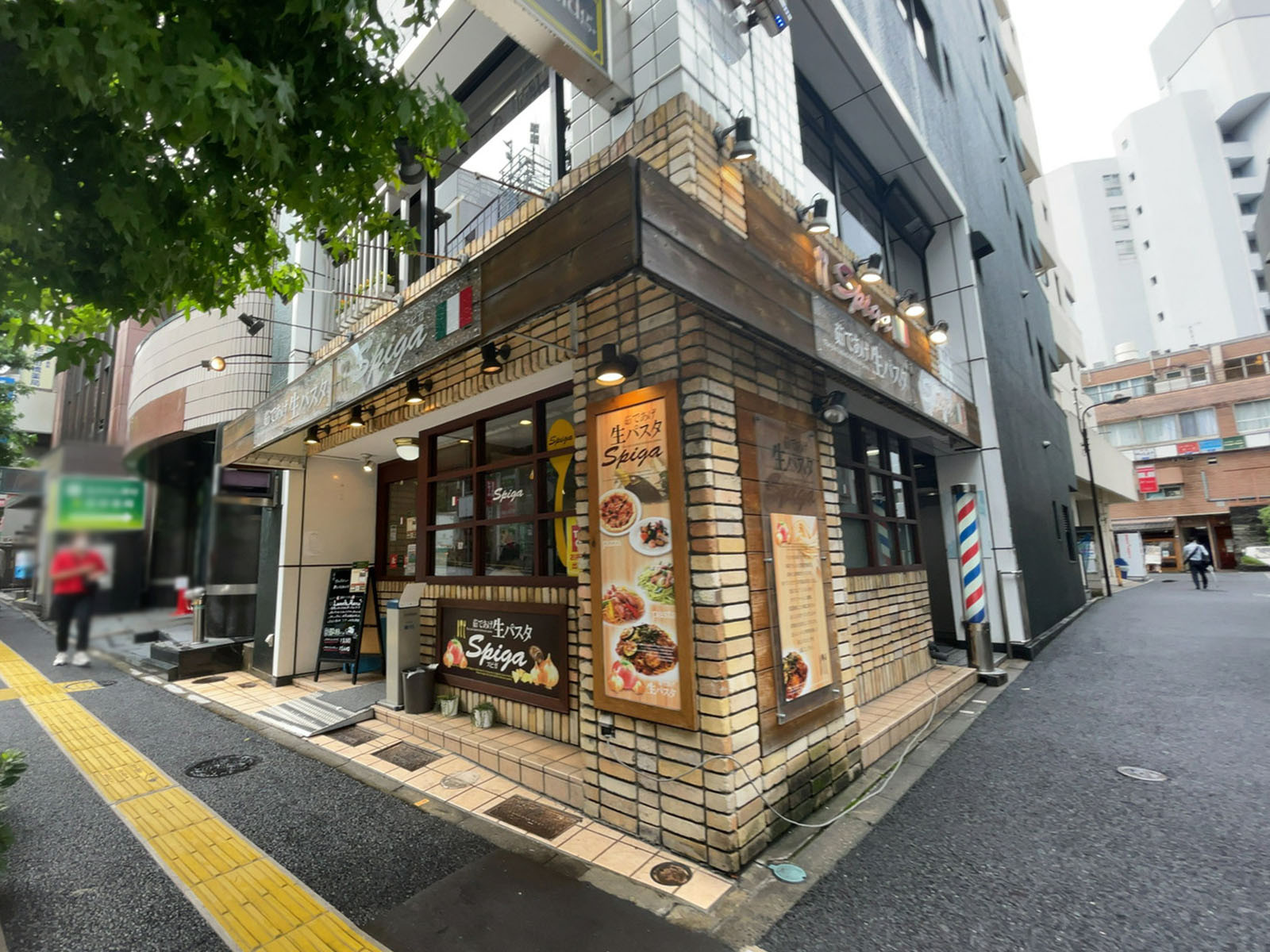 周辺には飲食店が点在