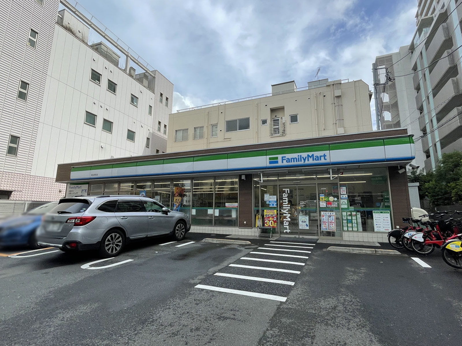 徒歩1分のファミリーマート東五軒町店
