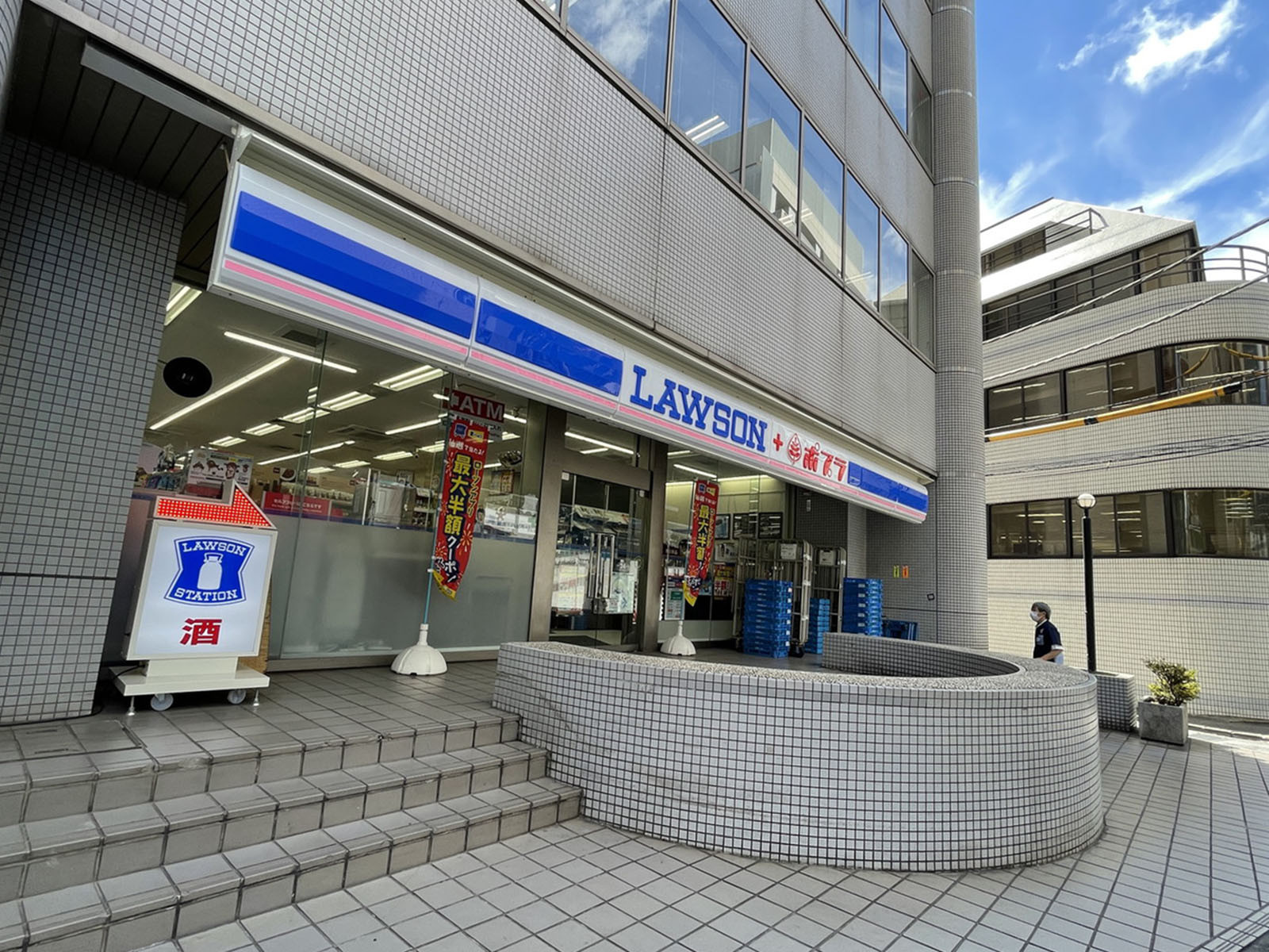 徒歩1分のローソン・ポプラ大久保店