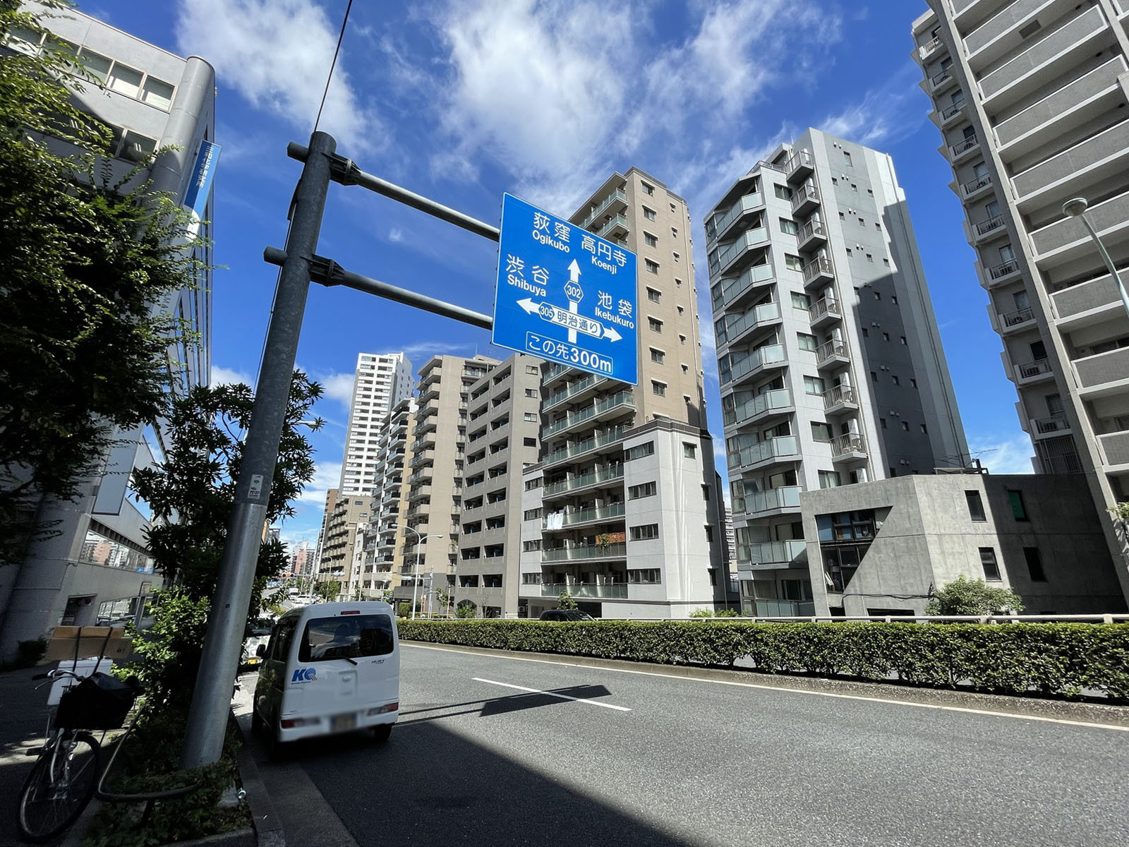 KDX新宿六丁目ビル前面の通り