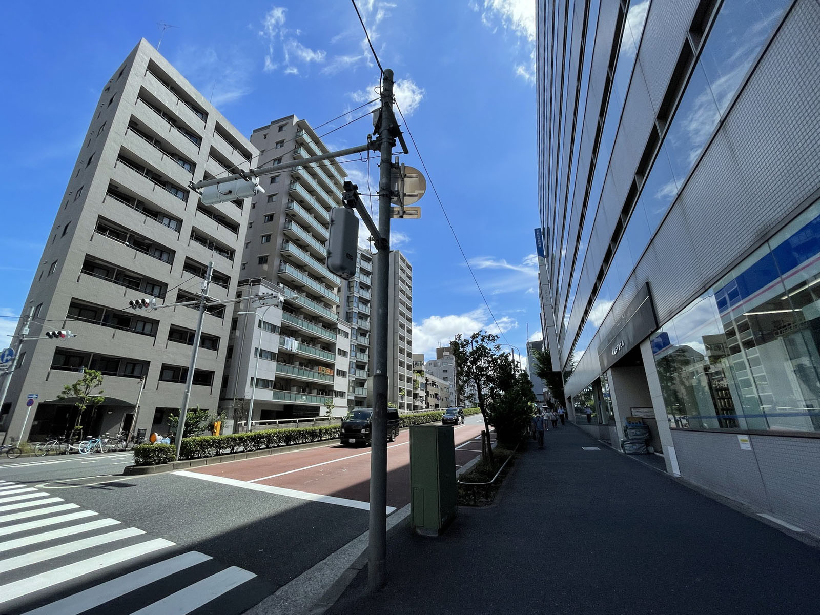 周辺はオフィスやマンションが立ち並ぶエリア