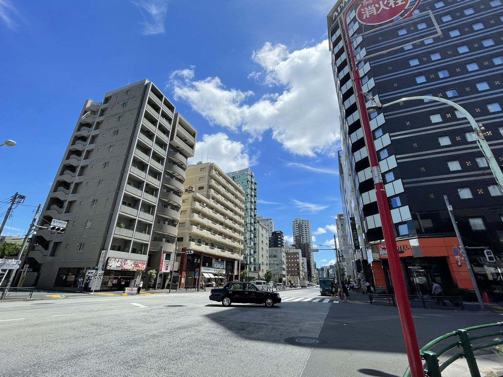 東新宿ASKビル前面の職安通り