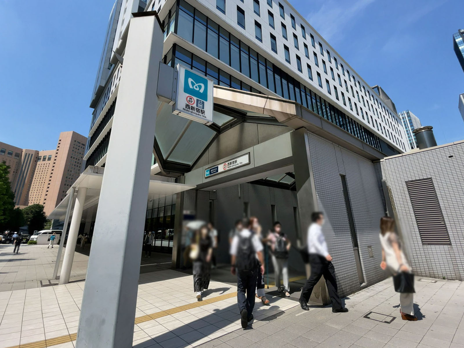 最寄りの「西新宿駅」