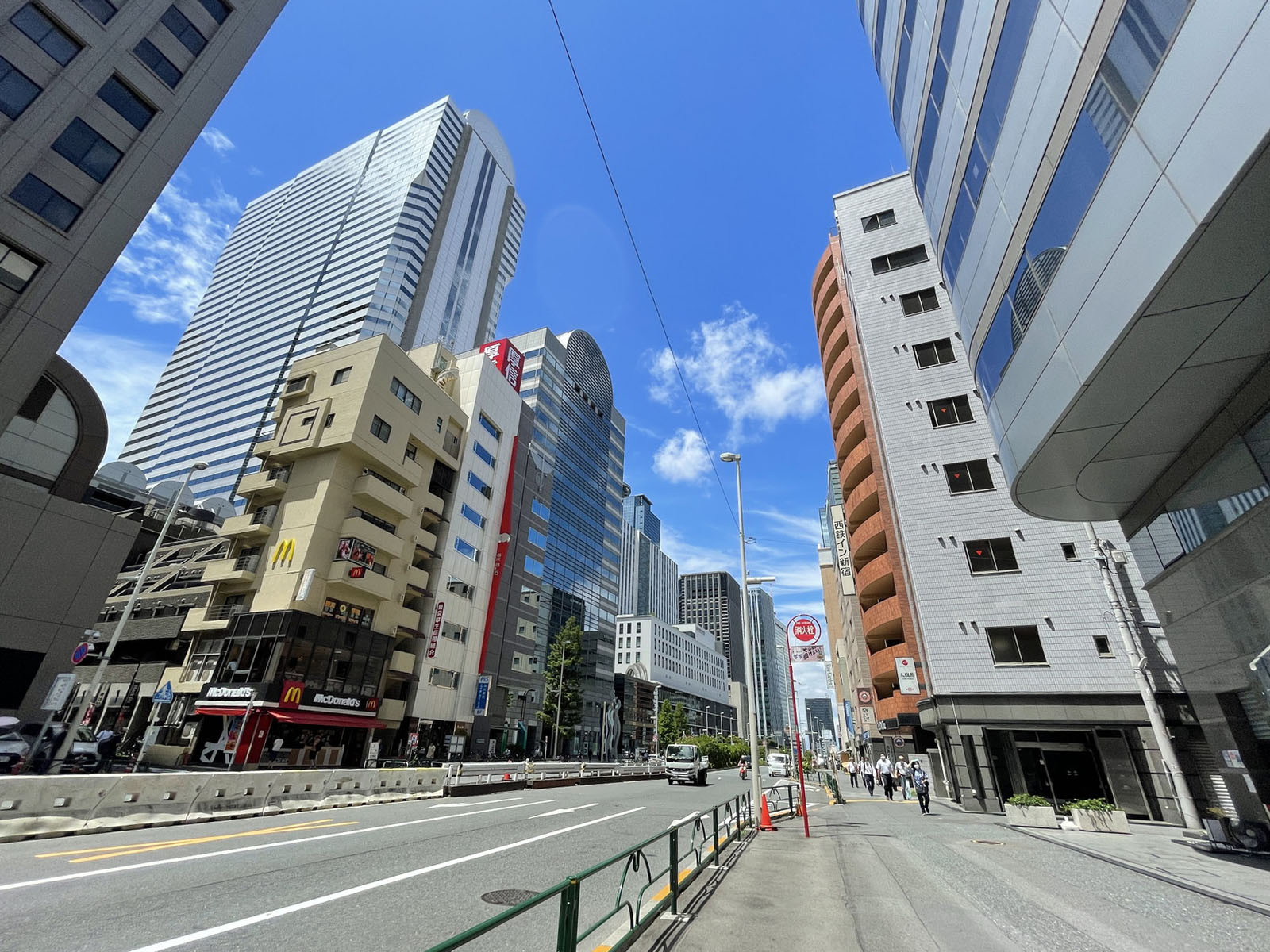 TSビル前面の青梅街道