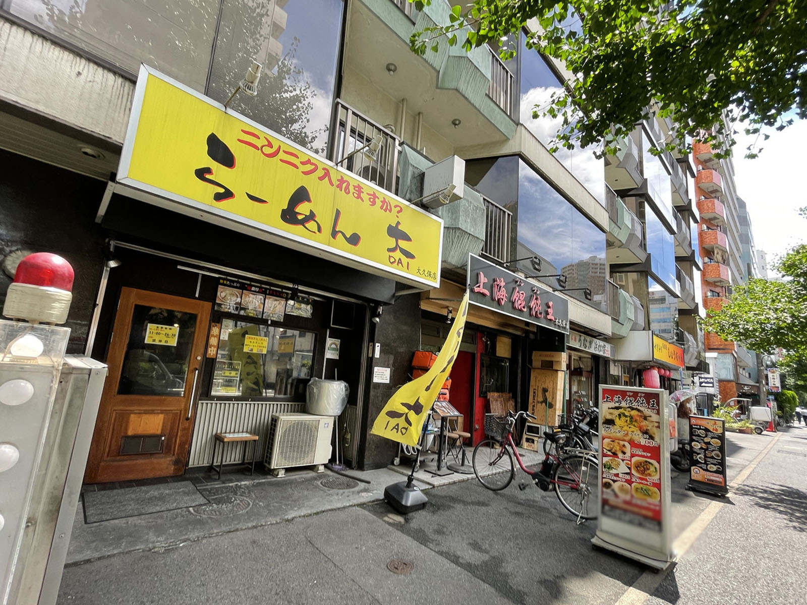 周辺には飲食店が点在