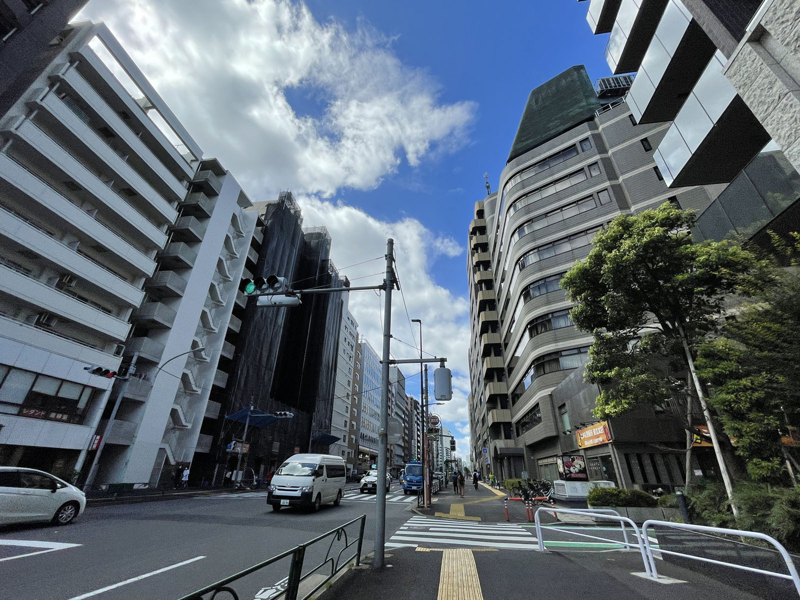 新宿ラムダックスビル前面の明治通り