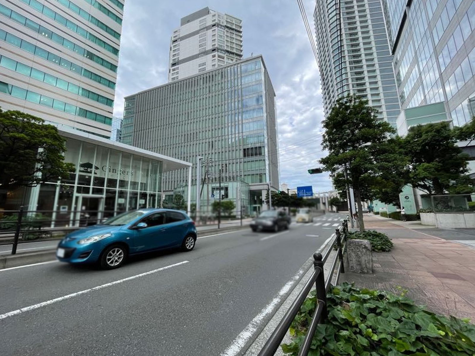 横浜イーストスクエアの前面道路