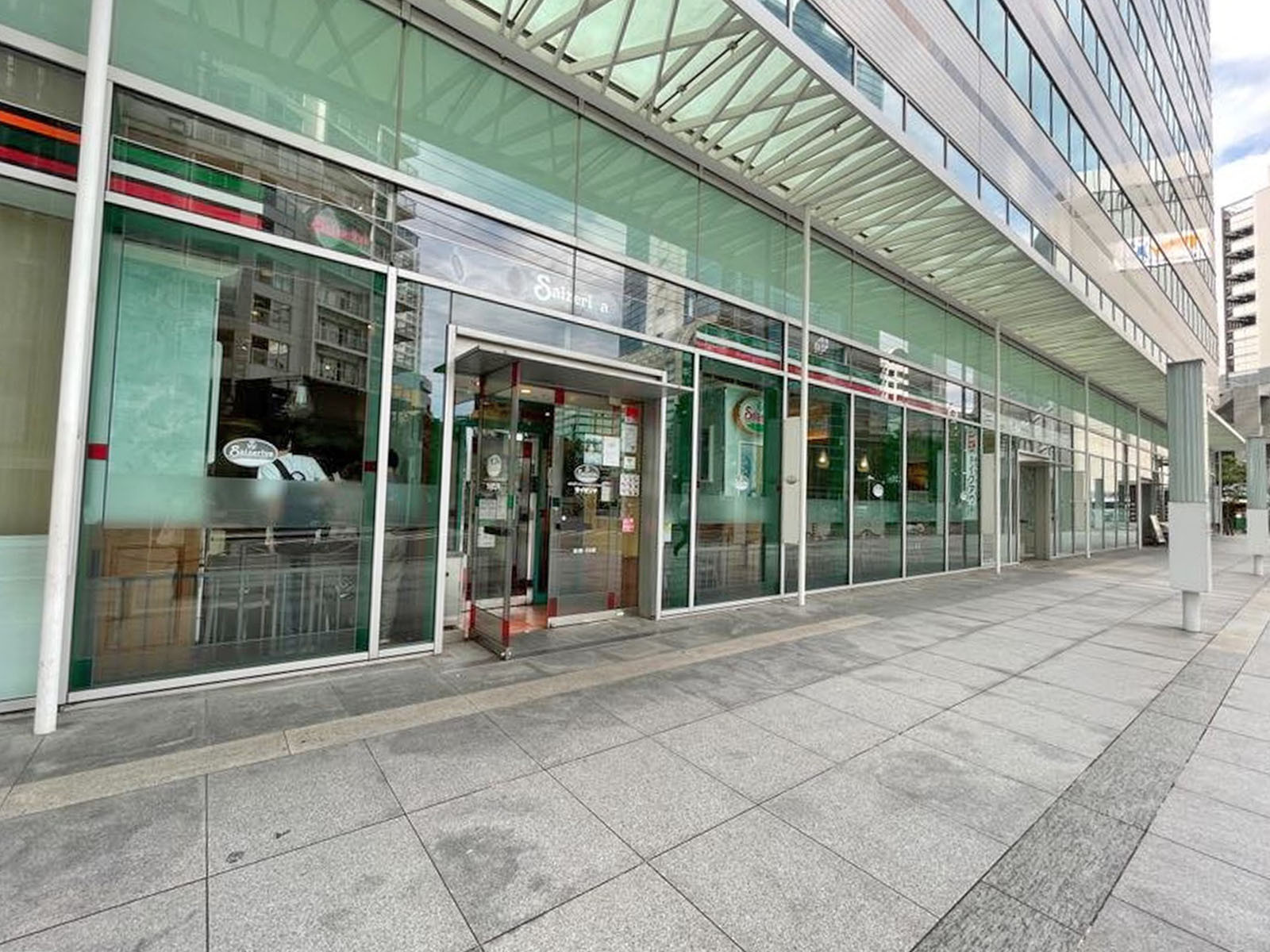 目の前のサイゼリヤ 横浜ベイクォーター前店