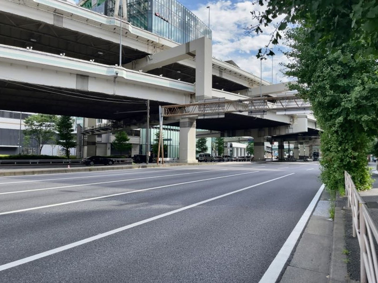 アーバンスクエア2の前面道路