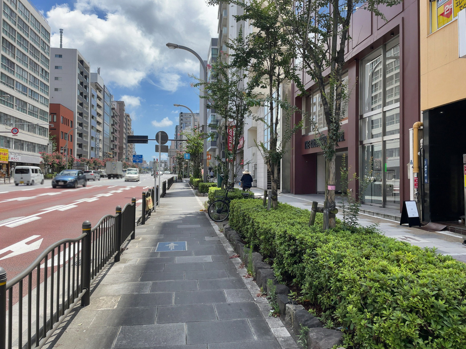前面の歩道