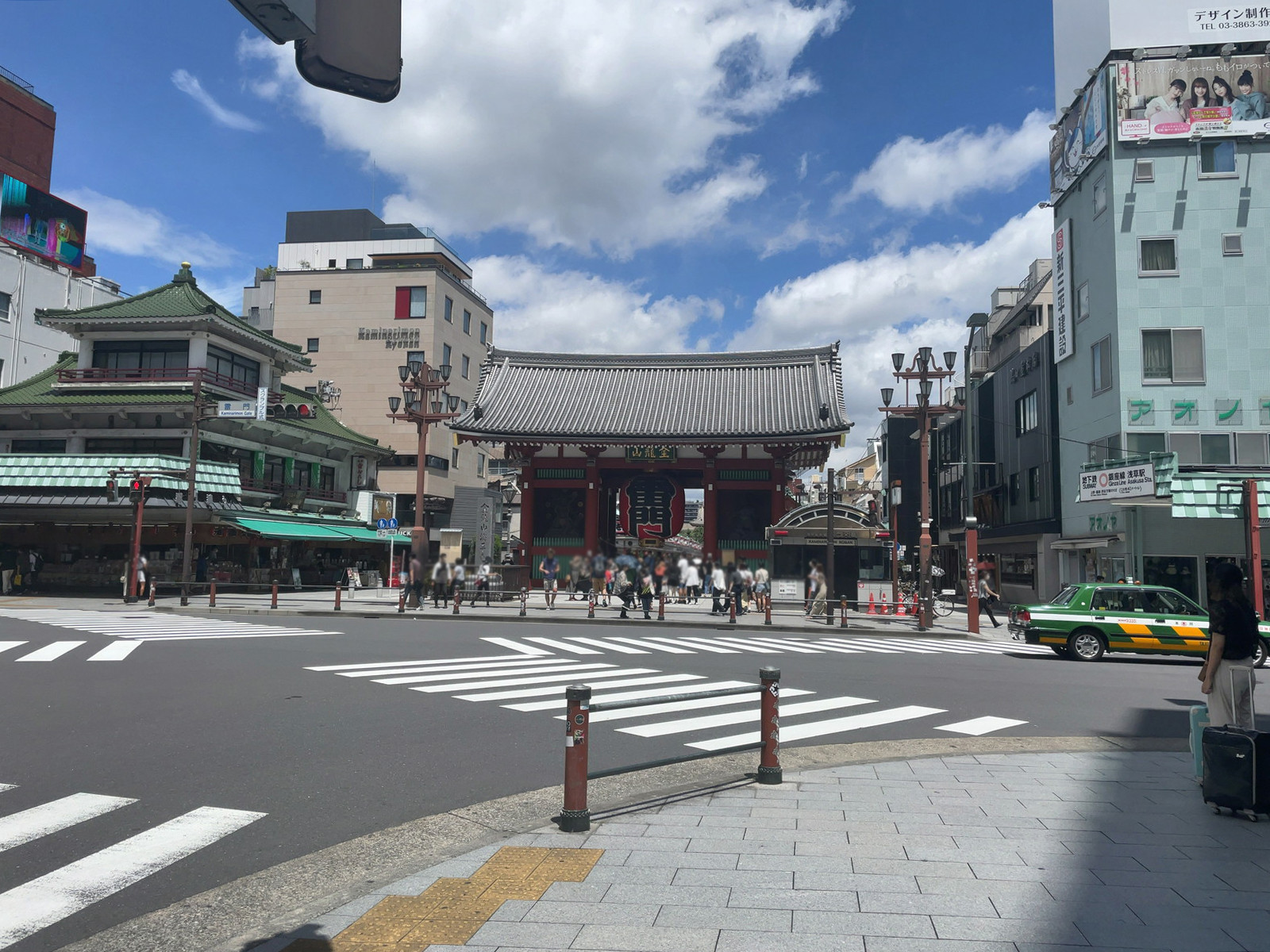 付近の浅草寺 雷門