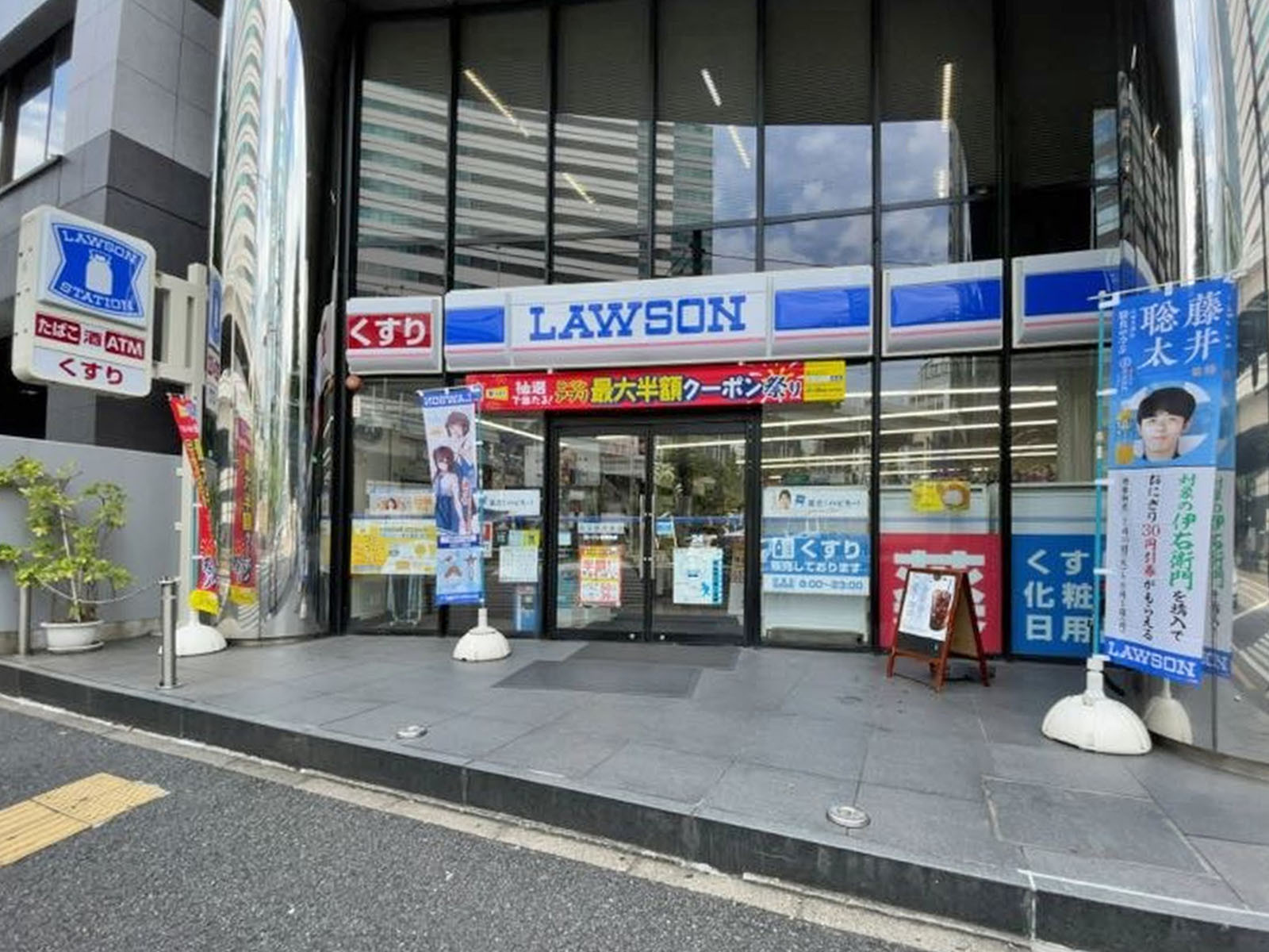 徒歩2分のローソン 金港町店