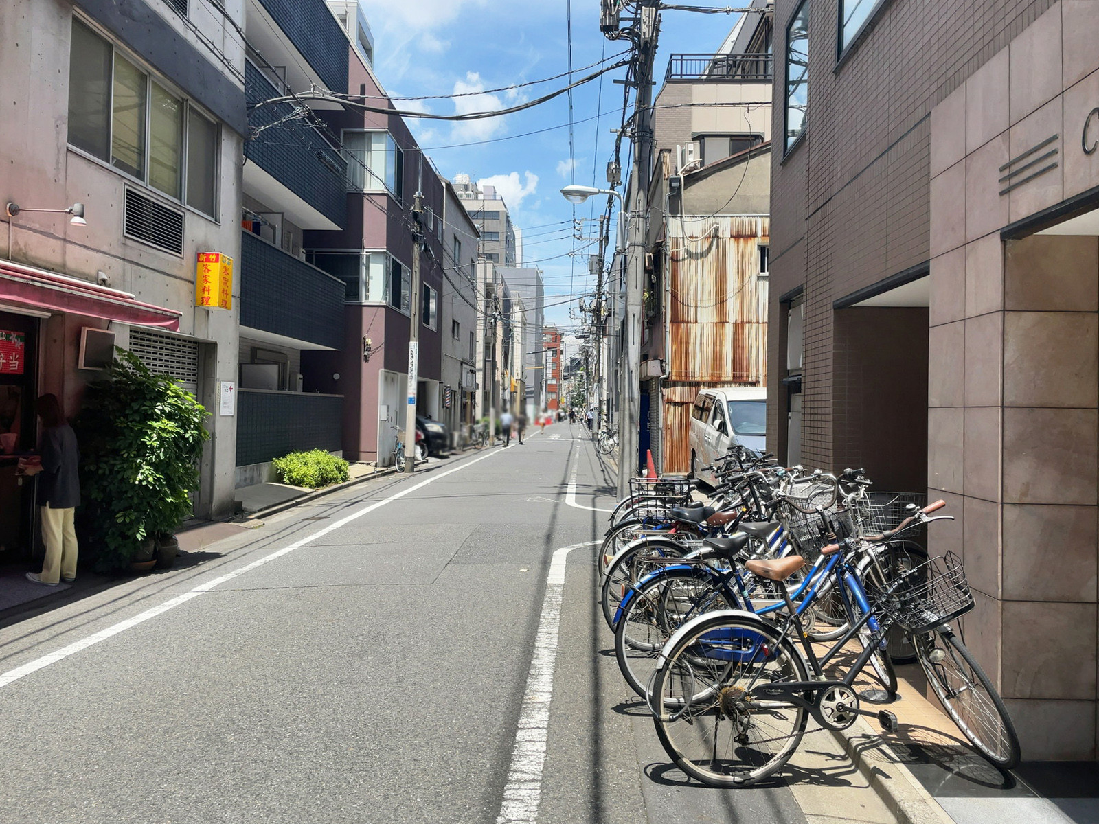クラシックビル前面の通り