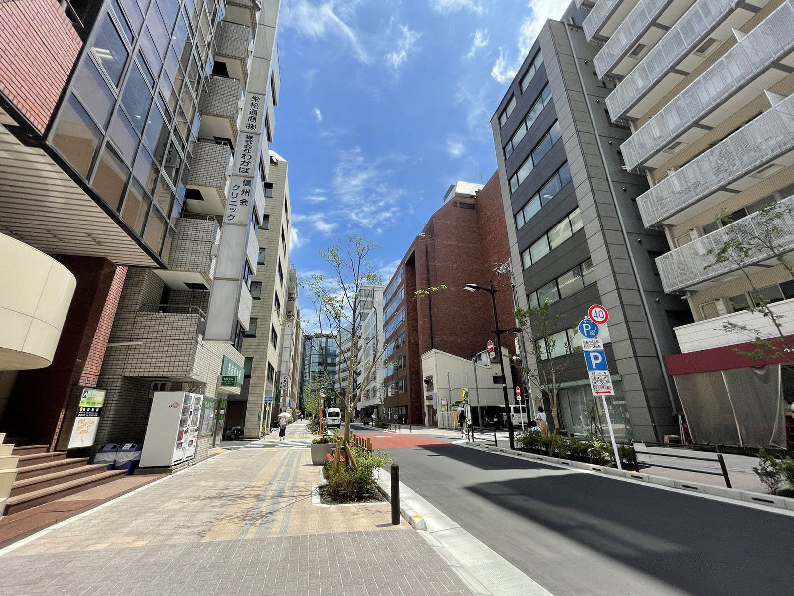 パインクレストビル前面の通り