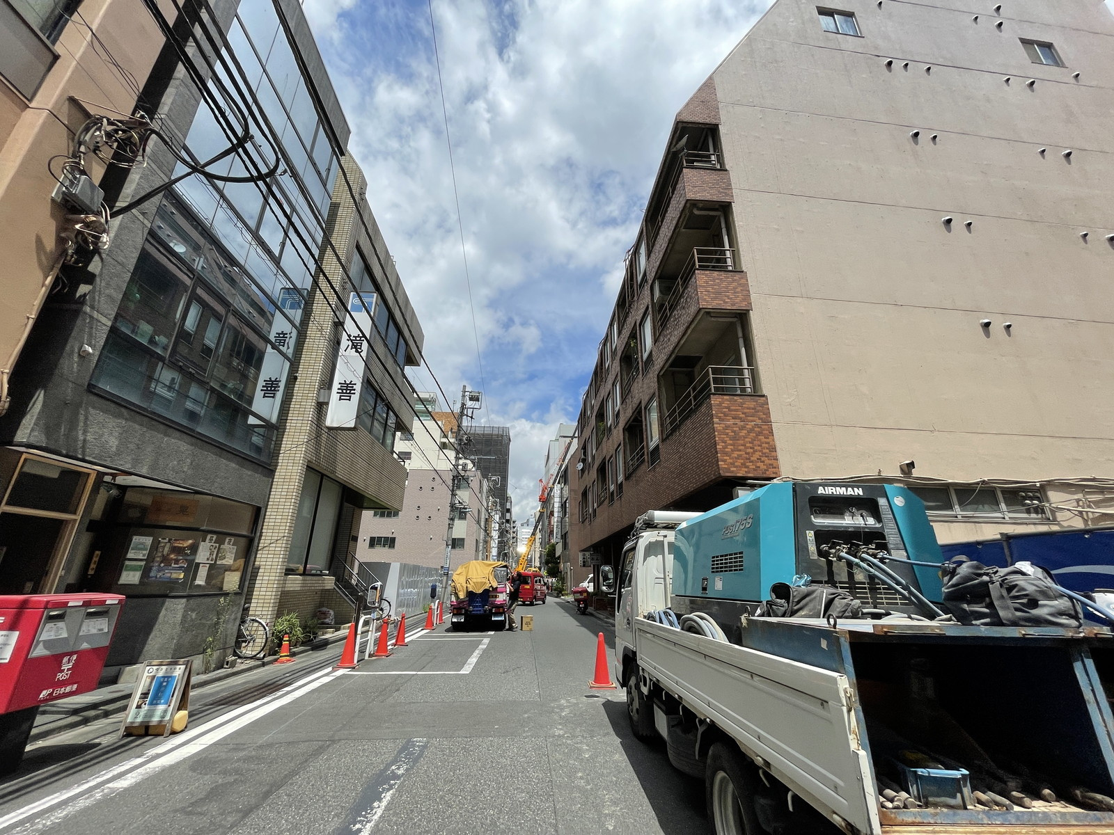 滝善ビル前面の通り