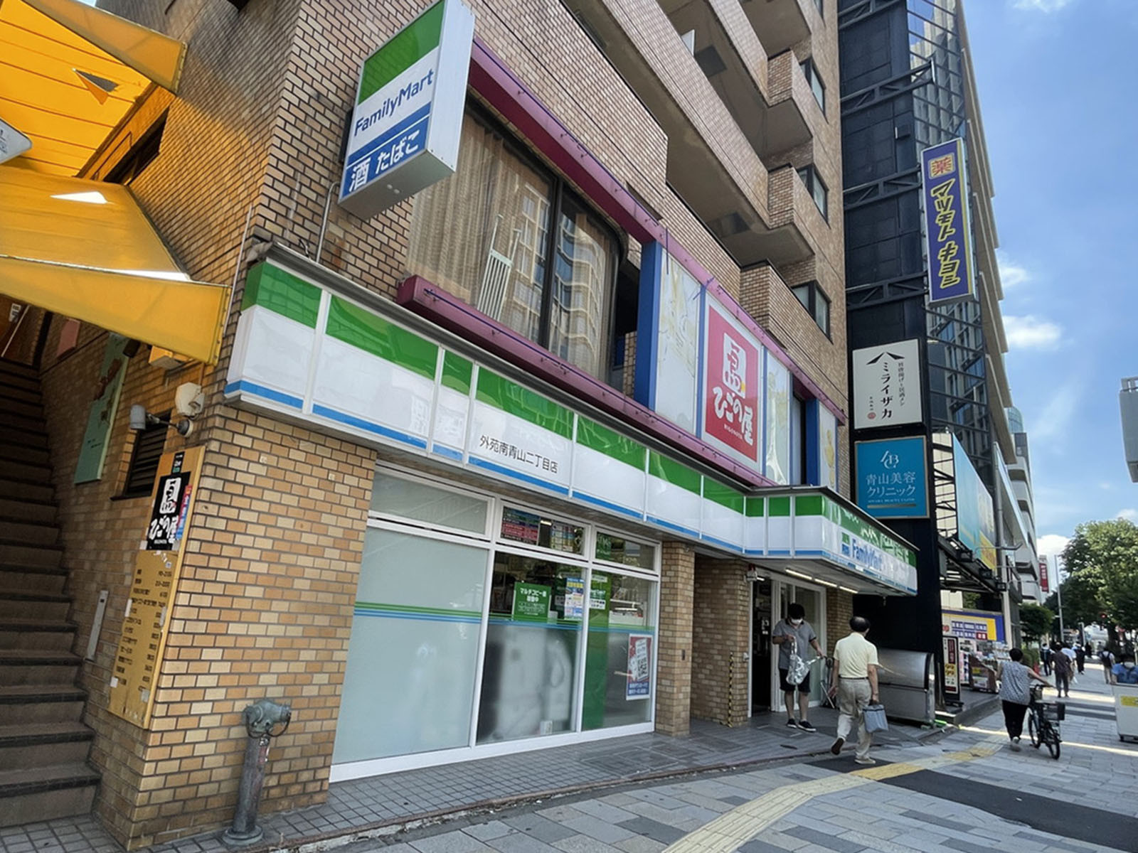 徒歩1分のファミリーマート外苑南青山2丁目店