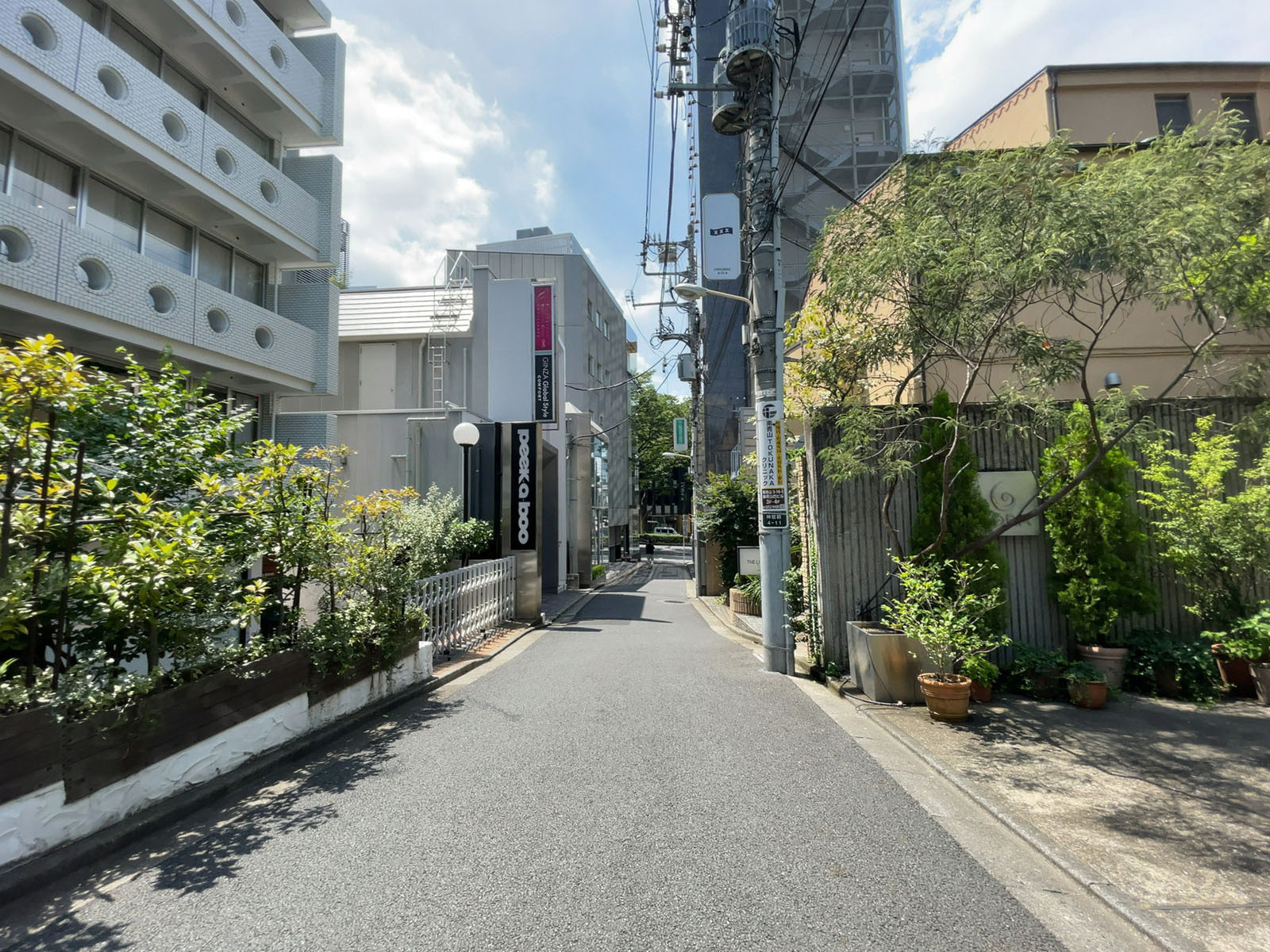 オフィスビル前面の通り