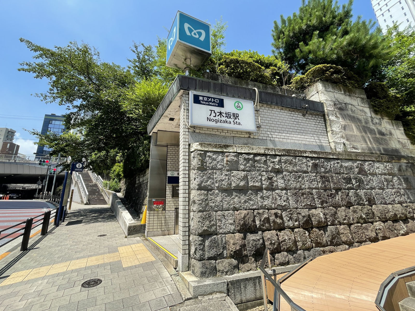 最寄りの「乃木坂駅」