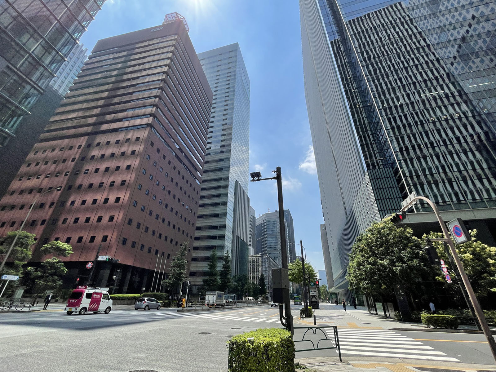 経団連会館前面の通り