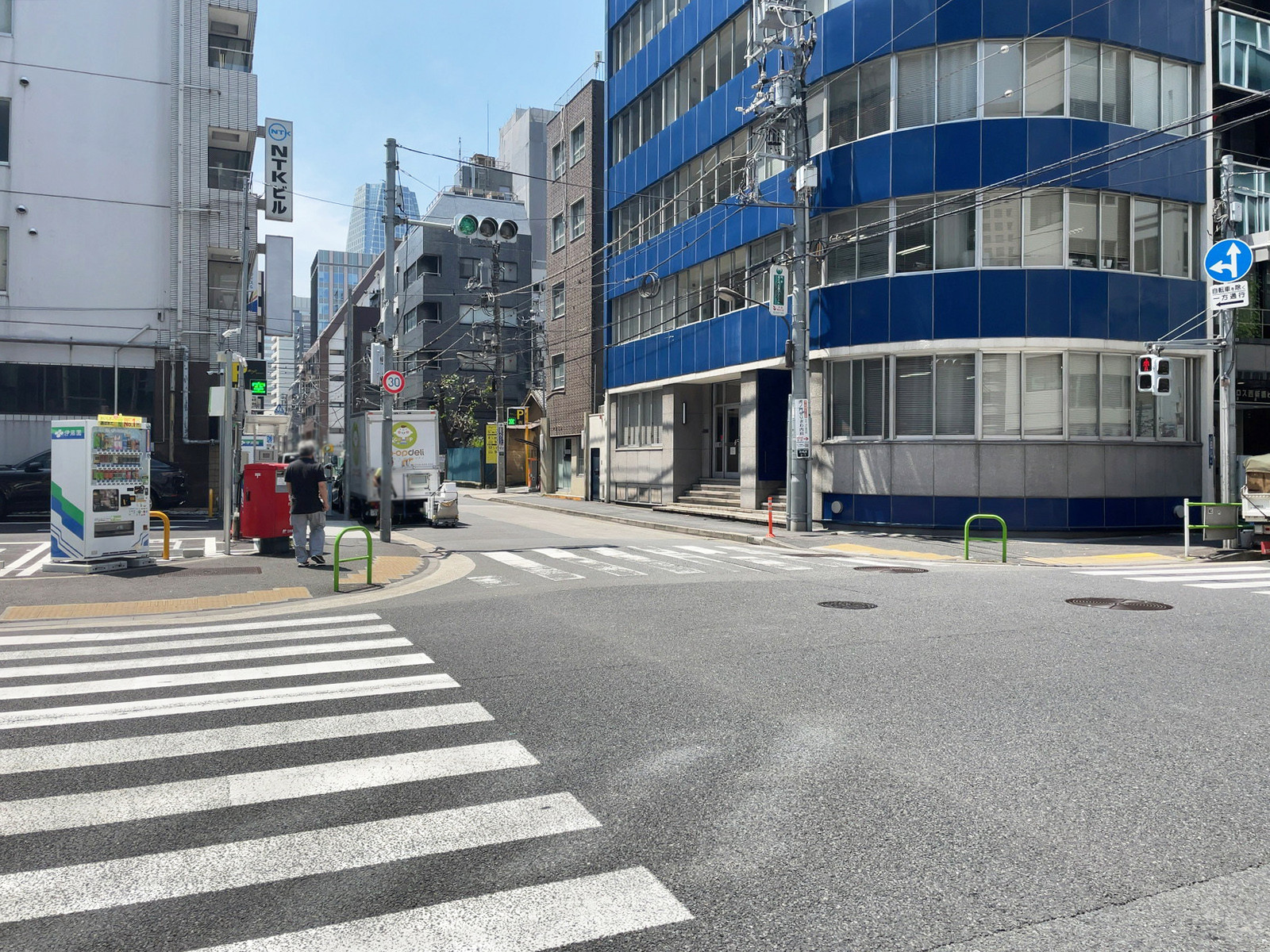 小里ビル前面の通り