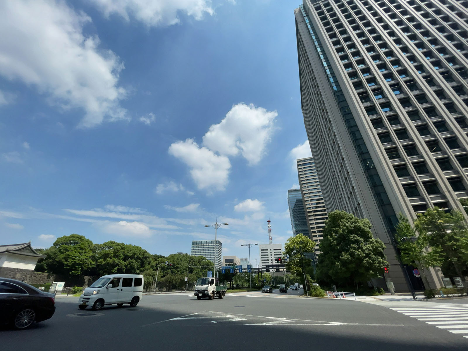 周辺は大型オフィスエリア
