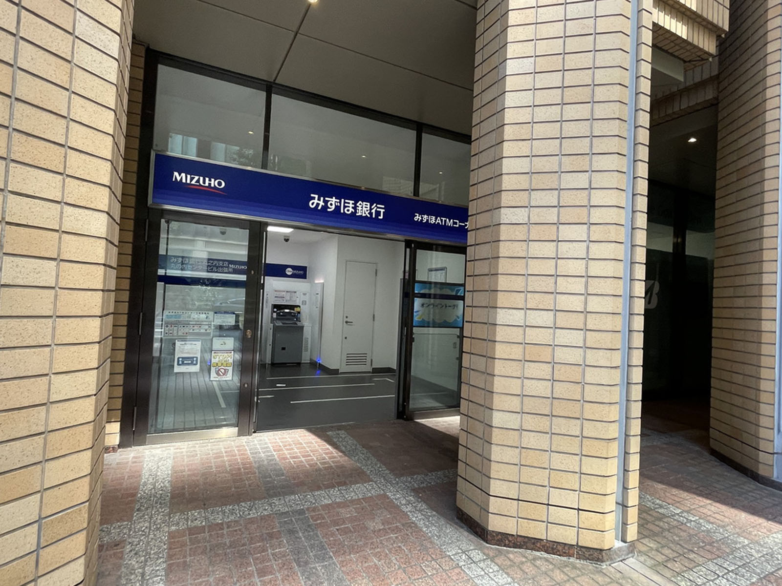 付近のみずほ銀行ATMコーナー
