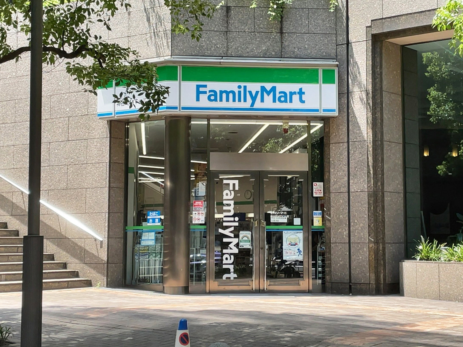 並びのファミリーマート 神谷町MTビル店