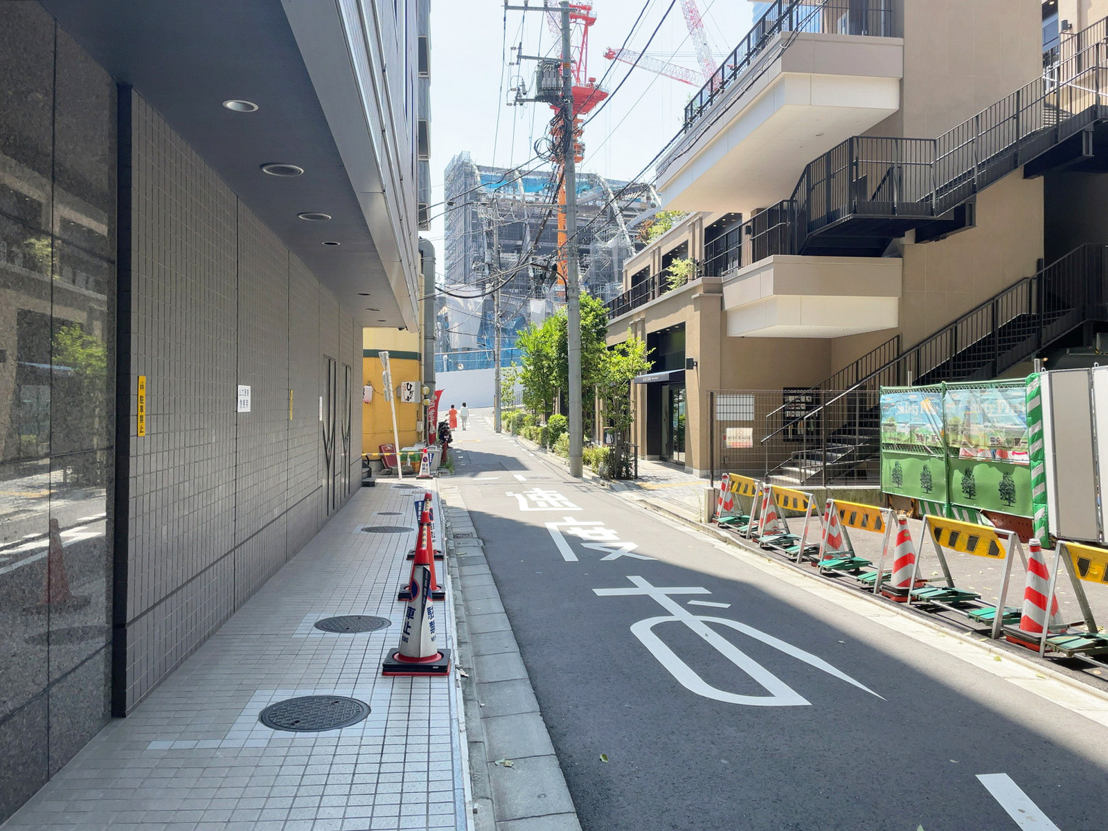 神谷町アネックス前面の通り