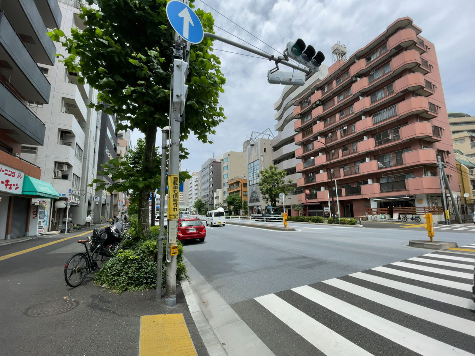 中目黒FSビル前面の山手通り