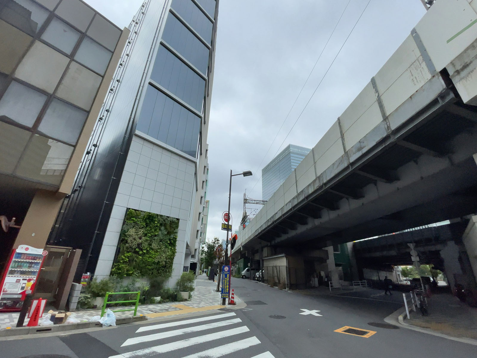 三泉トラスト日本橋ビル前面の通り