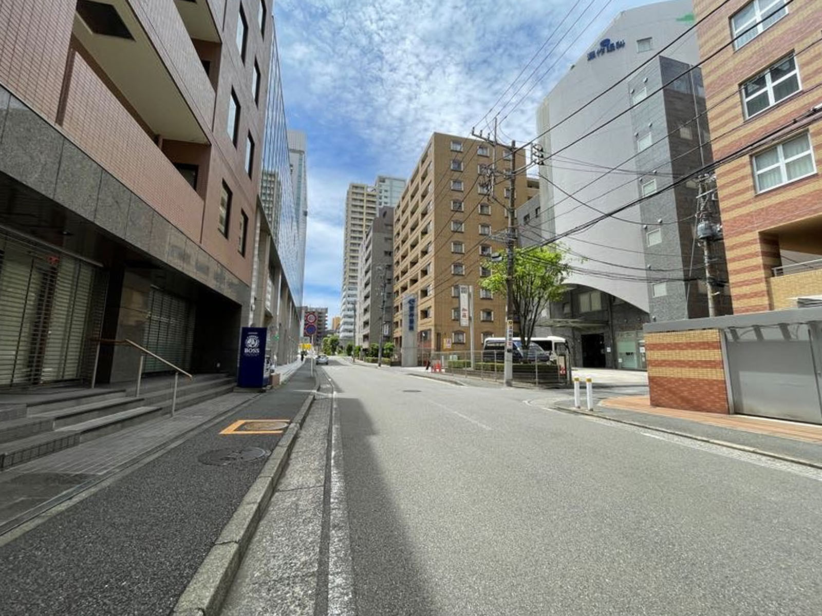 横浜ウエストビル前面の道路