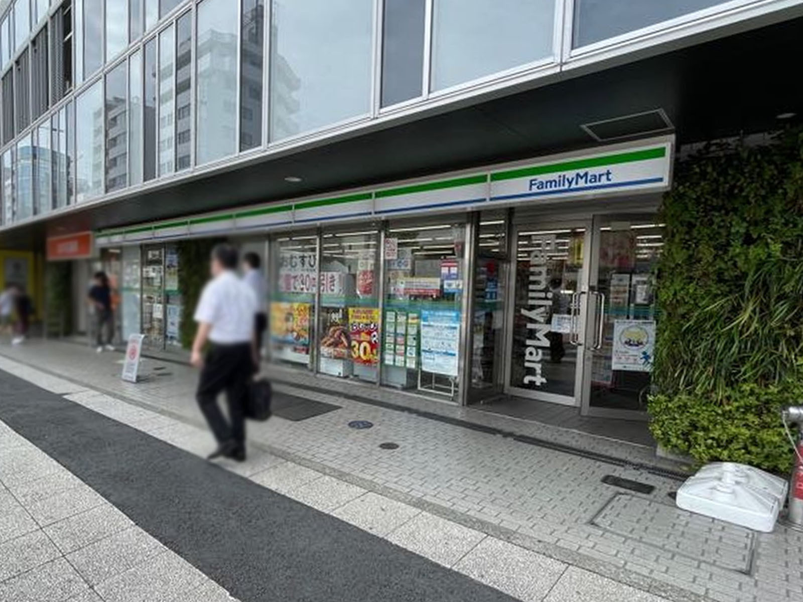 徒歩2分のファミリーマート 横浜岡野一丁目店