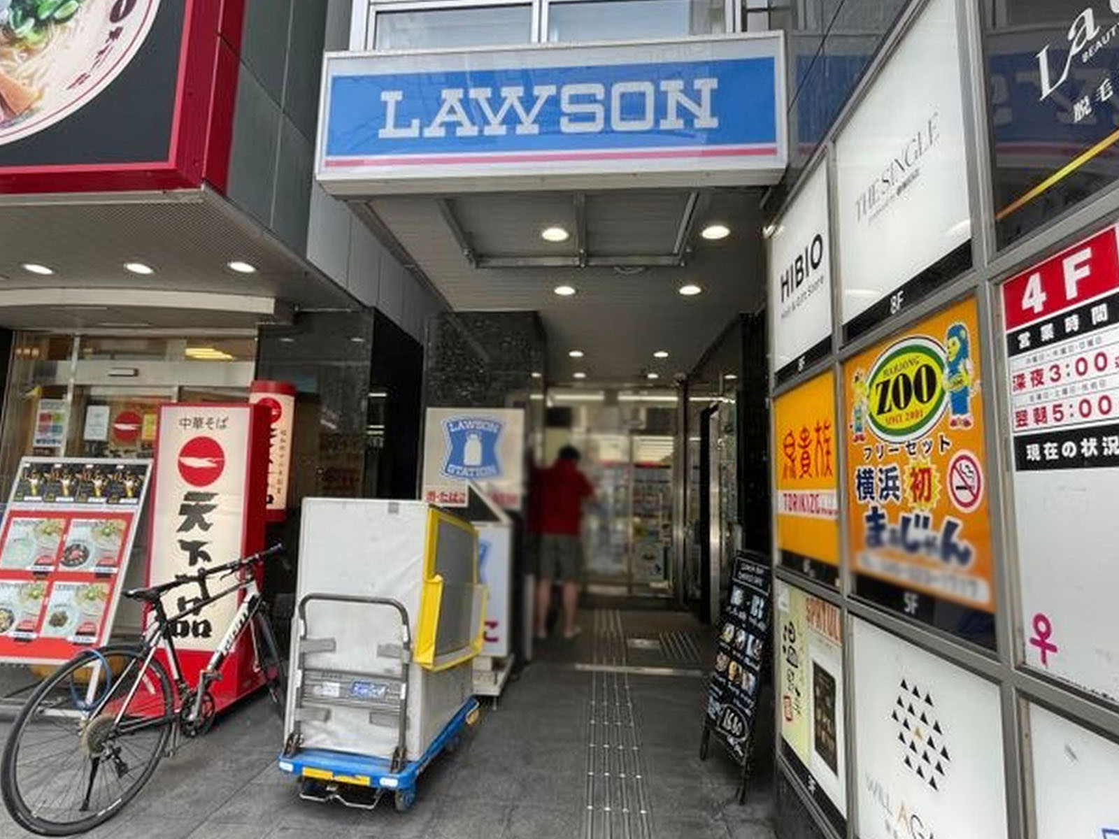 徒歩2分のローソン ヨコハマパルナード店