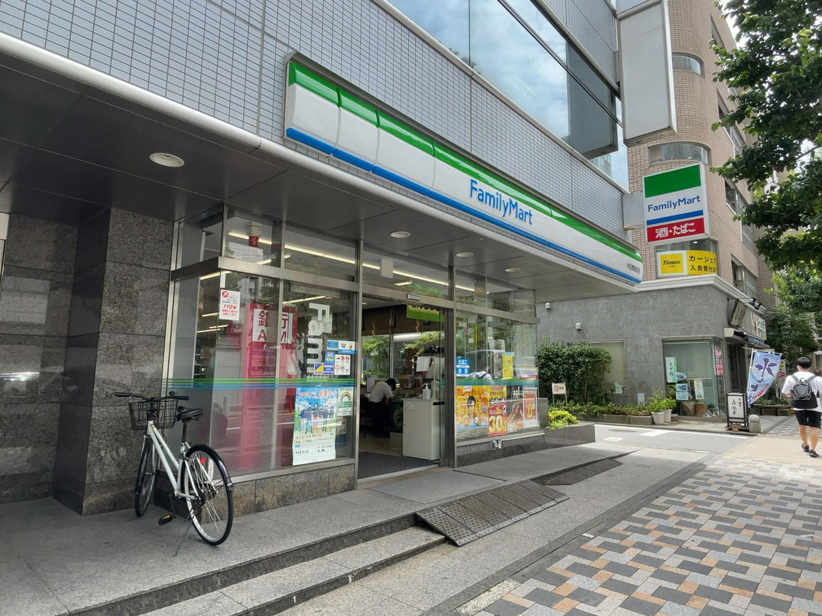 徒歩1分のファミリーマート 中目黒駅前店