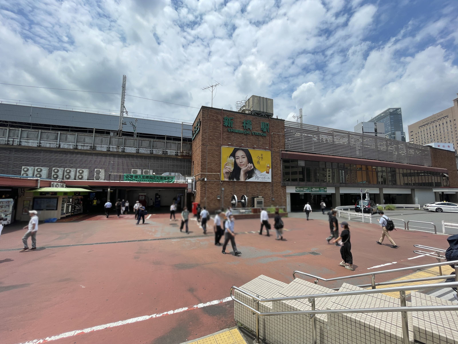 徒歩圏内の「新橋駅」