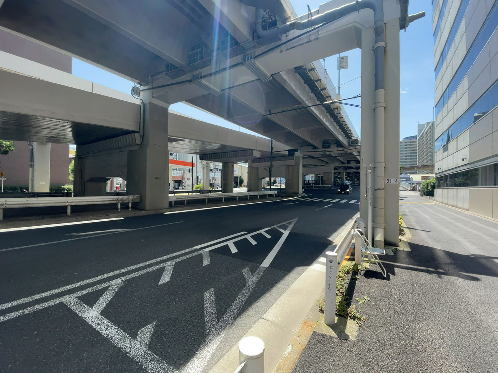 五色橋ビル前面の通り