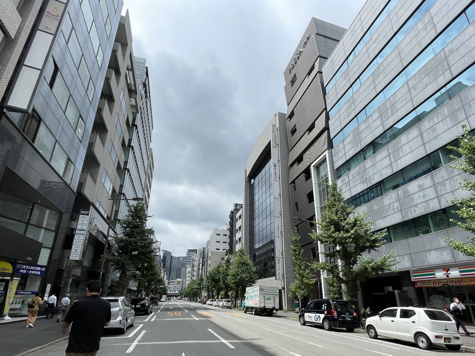 NCO神田紺屋町ビル前面の通り