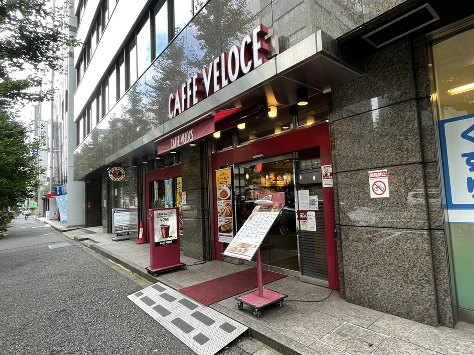 徒歩2分のカフェ・ベローチェ鍛治町店