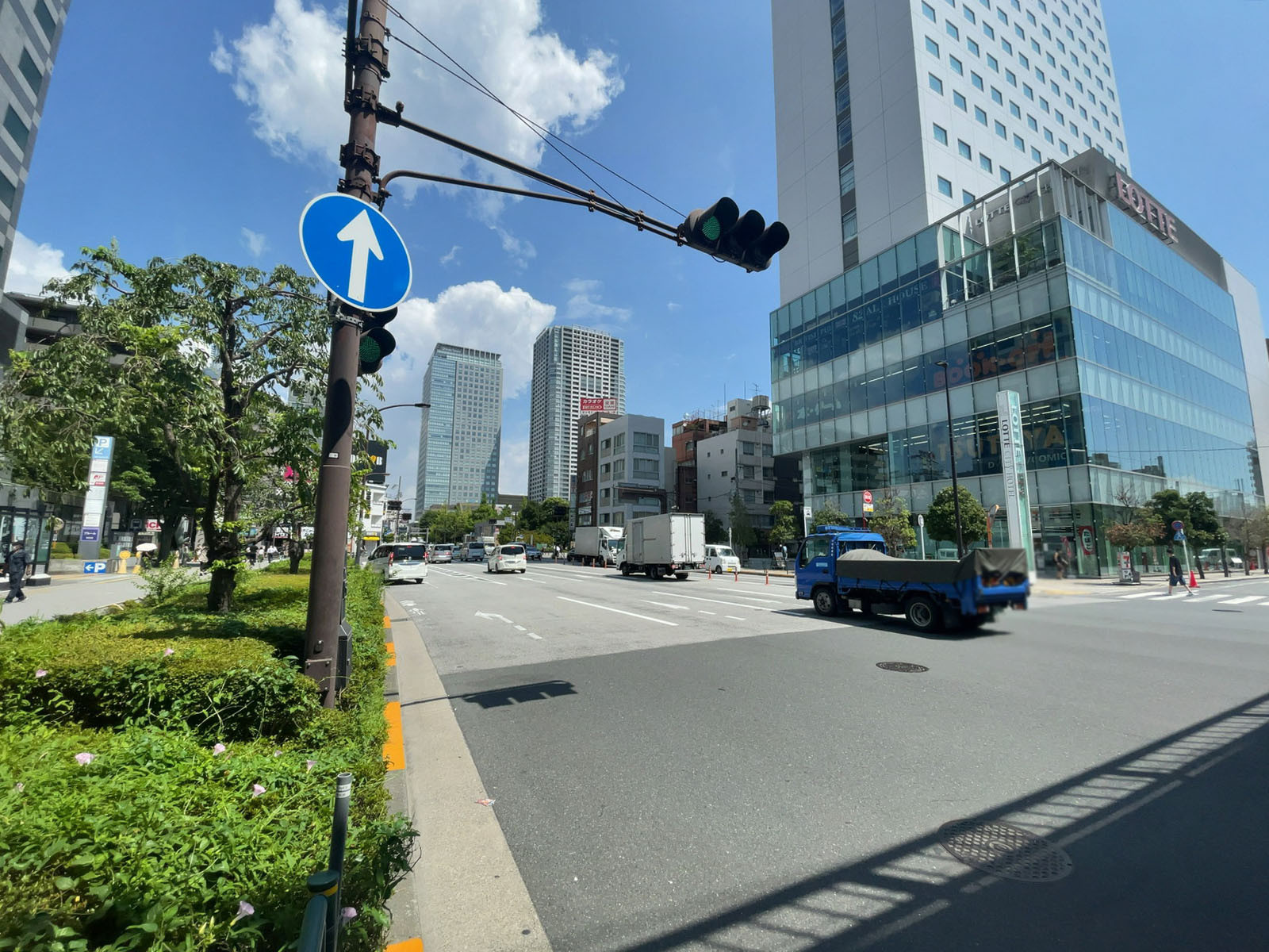 アルカイースト前面の通り