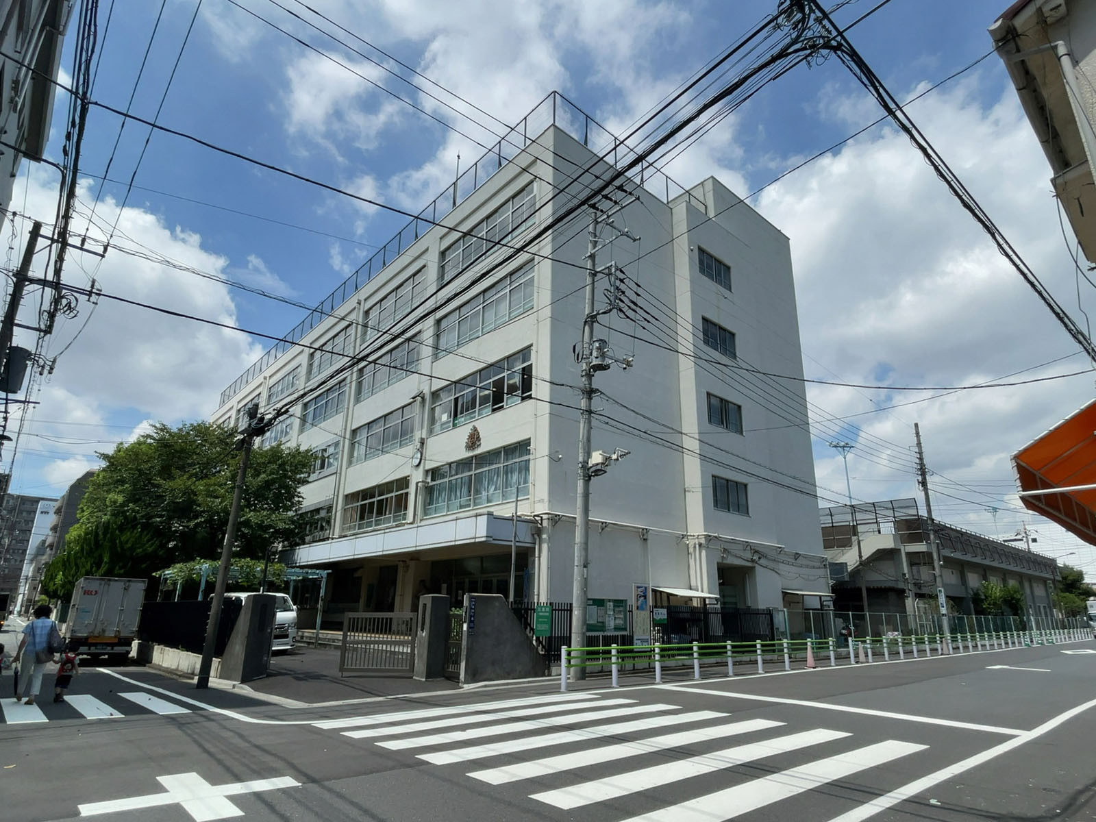 徒歩1分の墨田区立錦糸中学校