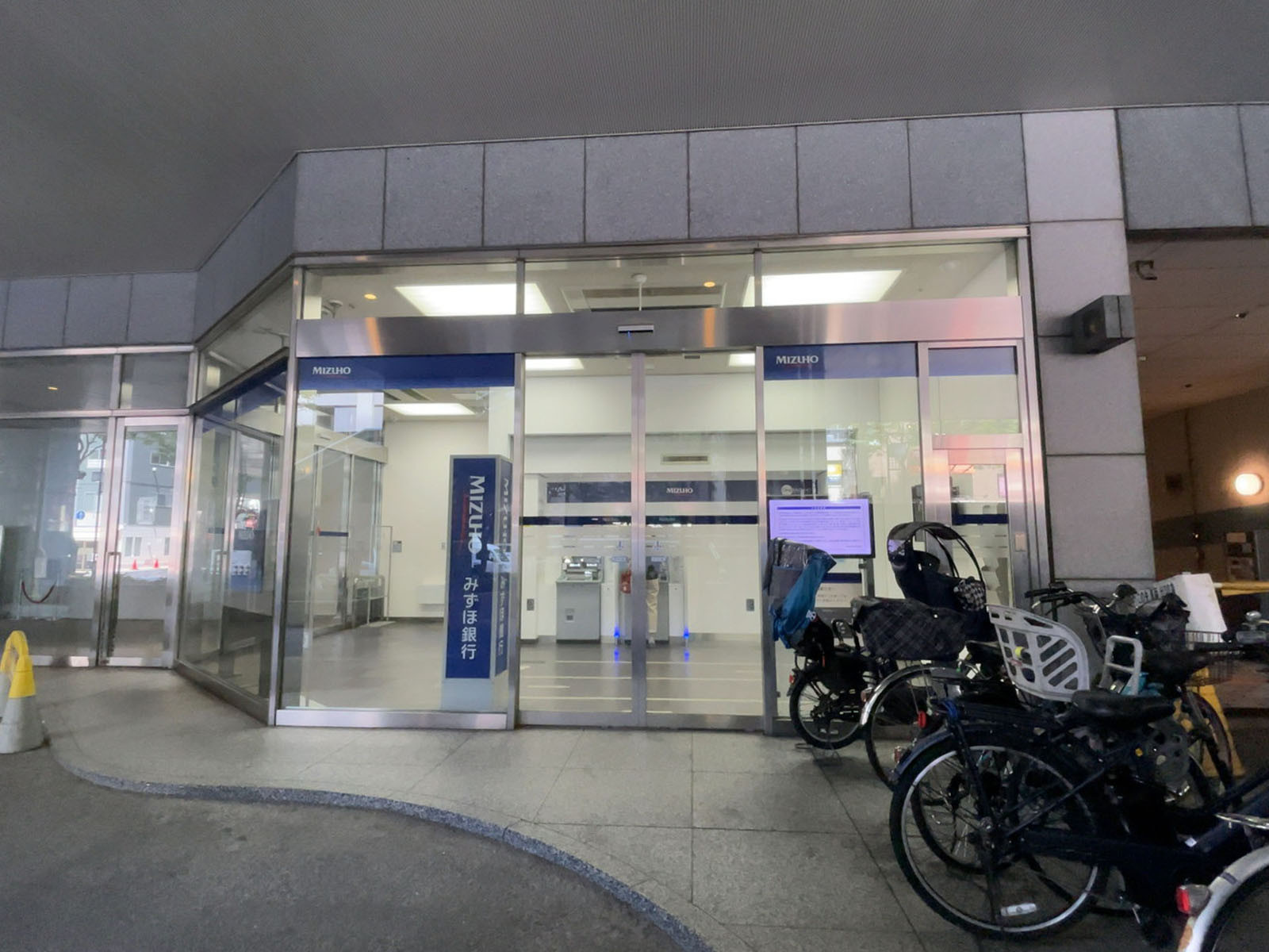 ビル前のみずほ銀行アルカセントラル出張所ATM