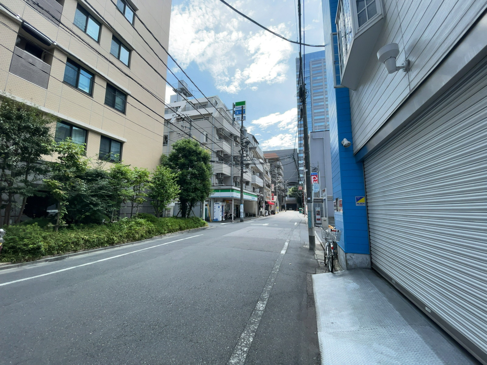 オールウェイズビル前面の通り