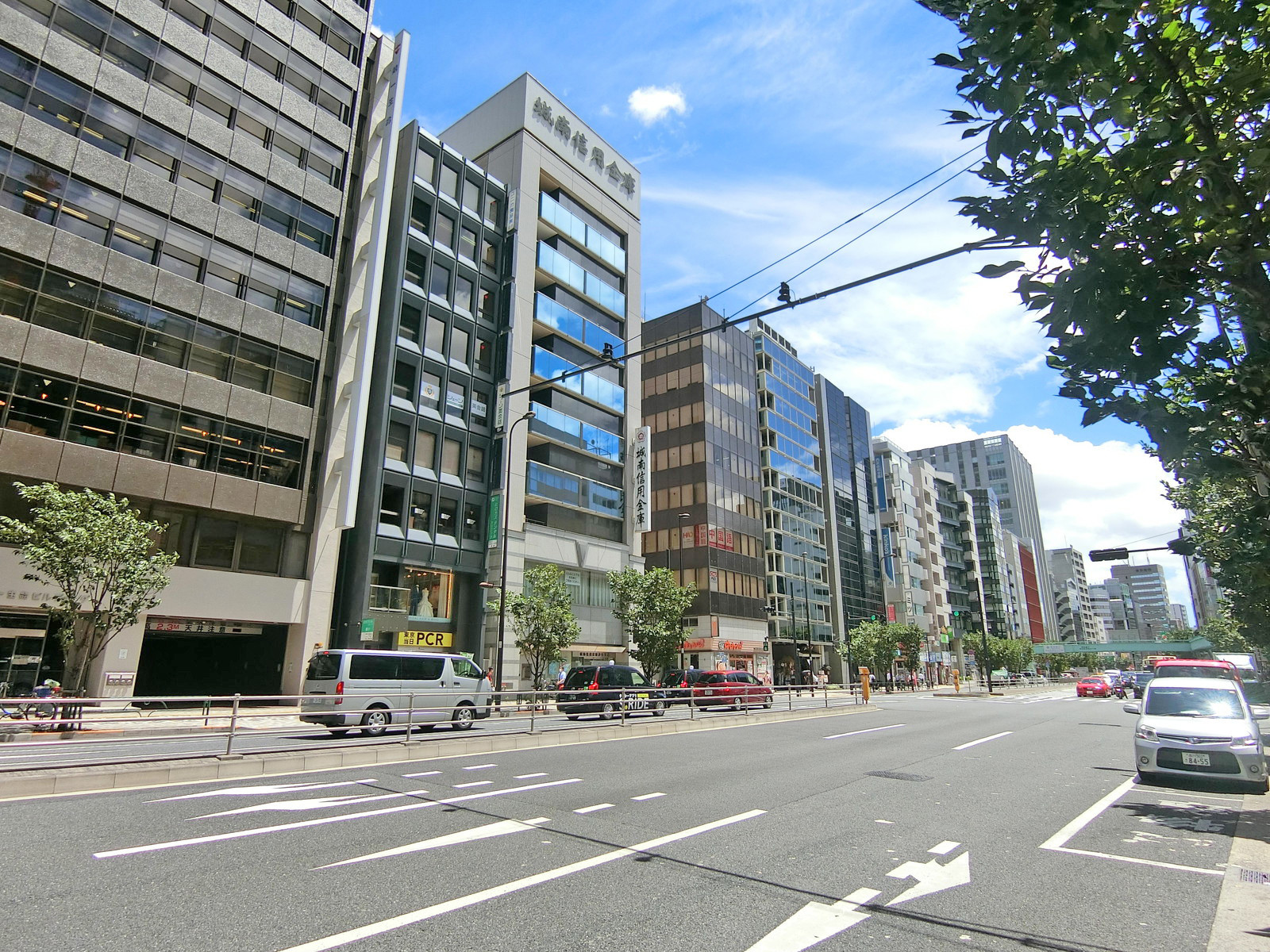 明治通り沿いに立地