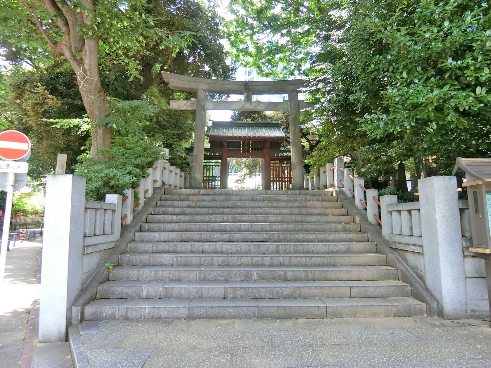 向かいの玉造稲荷神社