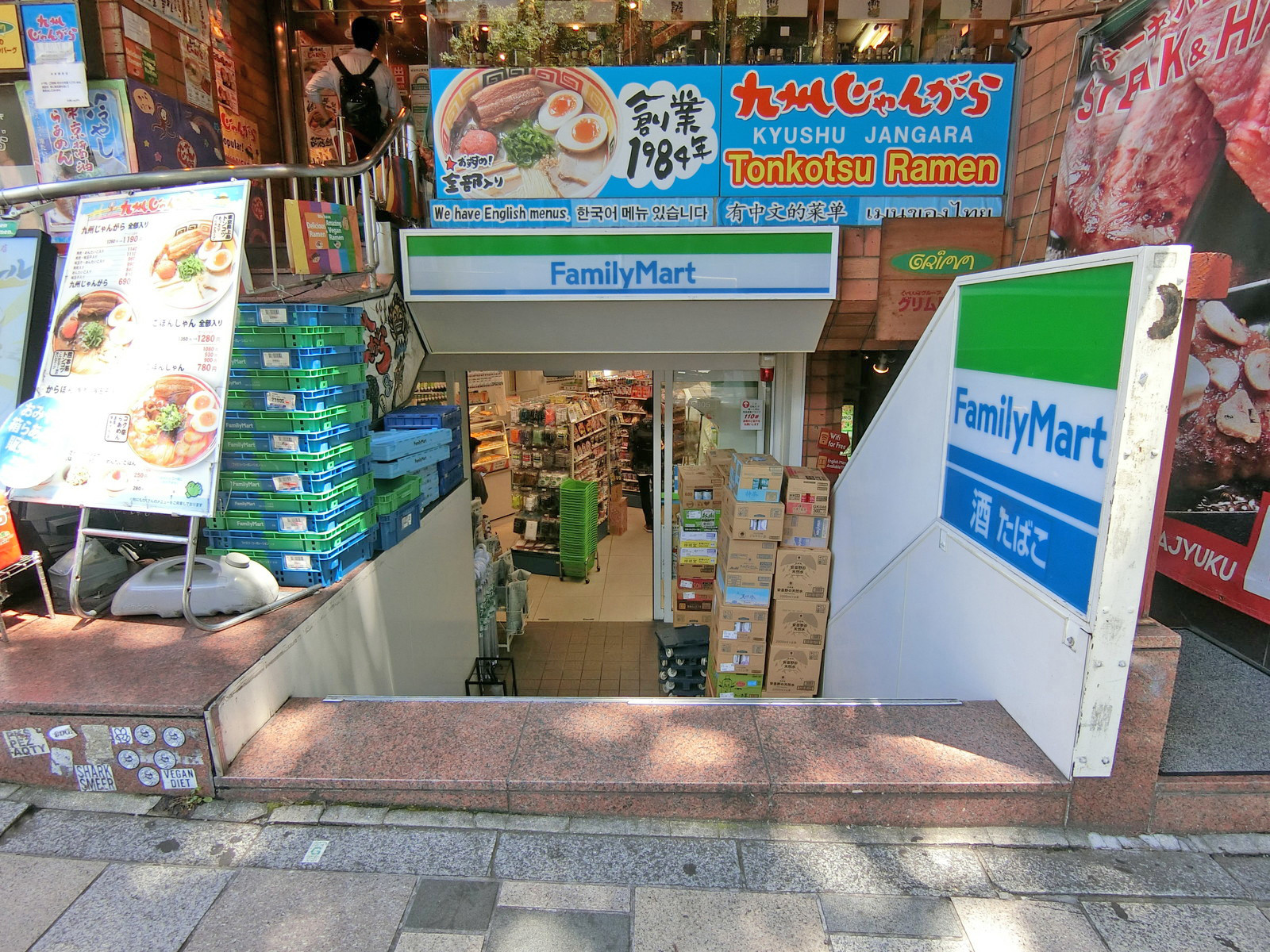 徒歩3分のファミリーマート原宿駅東店