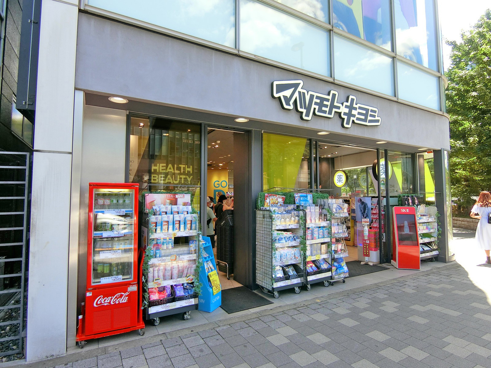 徒歩3分のマツモトキヨシ原宿駅表参道口店