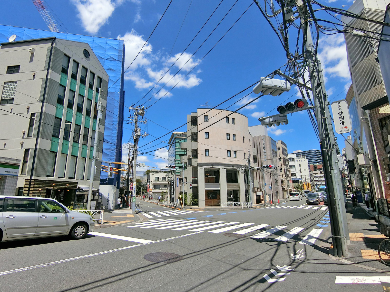 WES原宿ビル周辺はオフィスや店舗が多いエリア